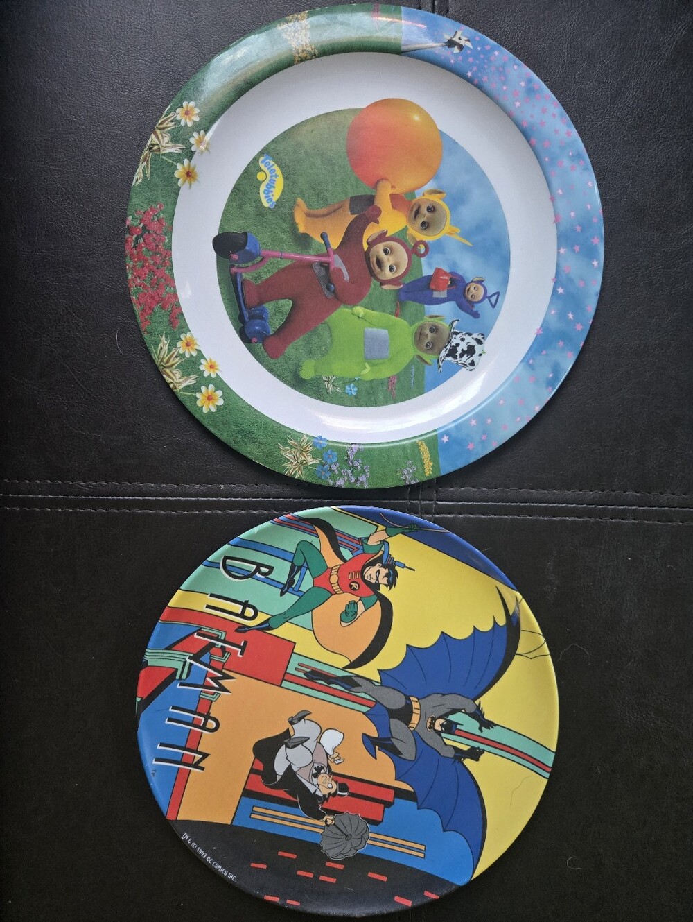 ⭐️Vintage 93' & 98' Plastic Plates⭐️